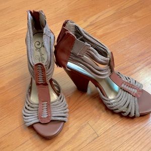 Seychelles bootie with back zipper